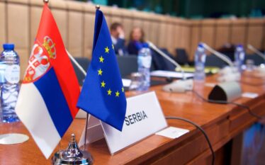 BE-ja zyrtarisht kushtëzon integrimin e Serbisë me normalizimin e raporteve…