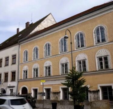 E papritur! Arrestohen 4 persona, u kapën “mat” duke festuar ditëlindjen e Hitlerit në shtëpinë e tij