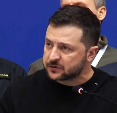 Zelensky u bëri thirrje aleatëve që të shpejtojnë dërgimin e armëve në Kiev