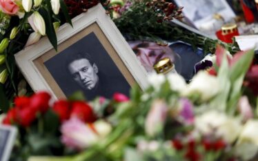 Udhëhoqi ceremoninë e varrimit të Alexei Navalnyt, pezullohet prifti ortodoks…