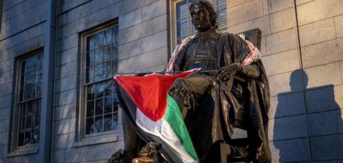 Protestat nuk ndalen/ Flamuri amerikan në universitetin e Harvardit zëvëndësohet nga ai palestinez