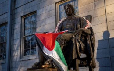 Protestat nuk ndalen/ Flamuri amerikan në universitetin e Harvardit zëvëndësohet…