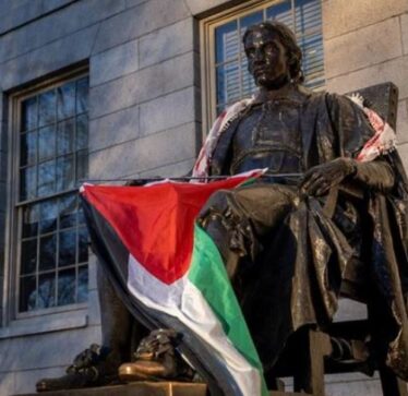 Protestat nuk ndalen/ Flamuri amerikan në universitetin e Harvardit zëvëndësohet nga ai palestinez