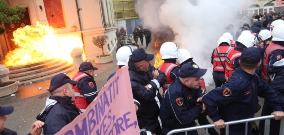 Britania e Madhe reagon për protestën para Bashkisë së Tiranës: Molotovi nuk ka vend në demokraci