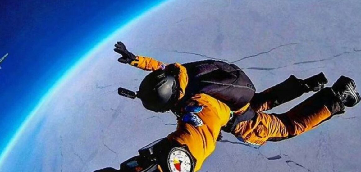 Tre rusë hidhen me parashutë nga stratosfera në Polin e Veriut