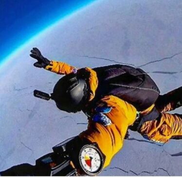 Tre rusë hidhen me parashutë nga stratosfera në Polin e Veriut