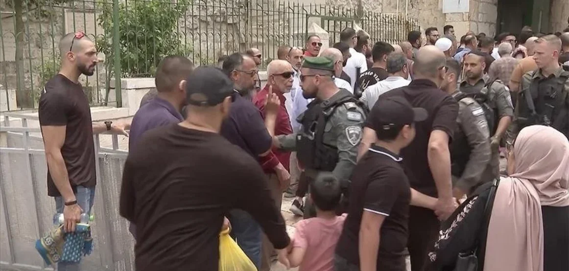 Pavarësisht kufizimeve izraelite, 45 mijë palestinezë falën namazin e xhumasë në Al-Aksa