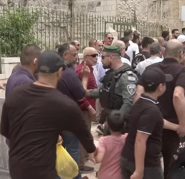 Pavarësisht kufizimeve izraelite, 45 mijë palestinezë falën namazin e xhumasë në Al-Aksa