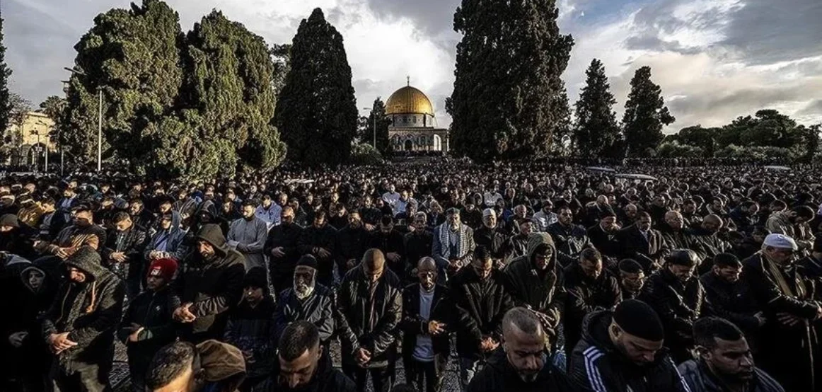 Pavarësisht kufizimeve të Izraelit, 30 mijë muslimanë falën namazin e xhumasë në Al-Aksa