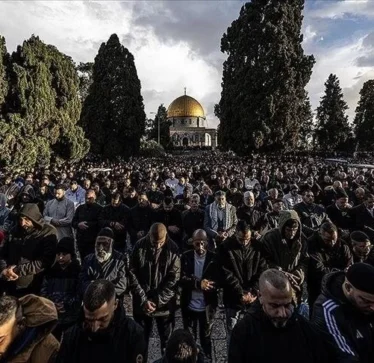 Pavarësisht kufizimeve të Izraelit, 30 mijë muslimanë falën namazin e xhumasë në Al-Aksa
