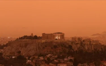 Qielli i Athinës merr ngjyrë portokalli për shkak të pluhurit…