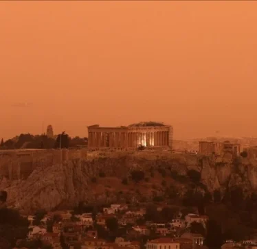 Qielli i Athinës merr ngjyrë portokalli për shkak të pluhurit të shkretëtirës