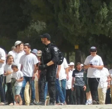 Mbi 500 kolonë të paligjshëm izraelitë bastisin Xhaminë Al-Aksa