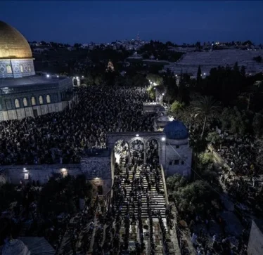 200.000 besimtarë falën namazin e teravisë në Xhaminë Al-Aksa pavarësisht kufizimeve izraelite