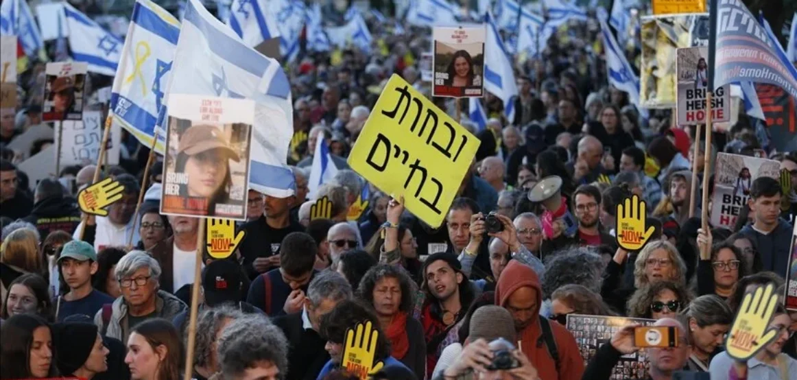 Izrael, mbahet protestë me kërkesën për shkëmbimin e pengjeve dhe sigurimin e armëpushimit