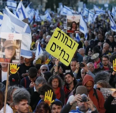 Izrael, mbahet protestë me kërkesën për shkëmbimin e pengjeve dhe sigurimin e armëpushimit