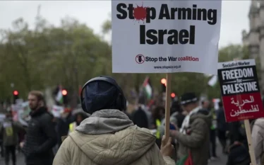 Mijëra protestues vërshojnë rrugët e Londrës kundër sulmeve izraelite në…