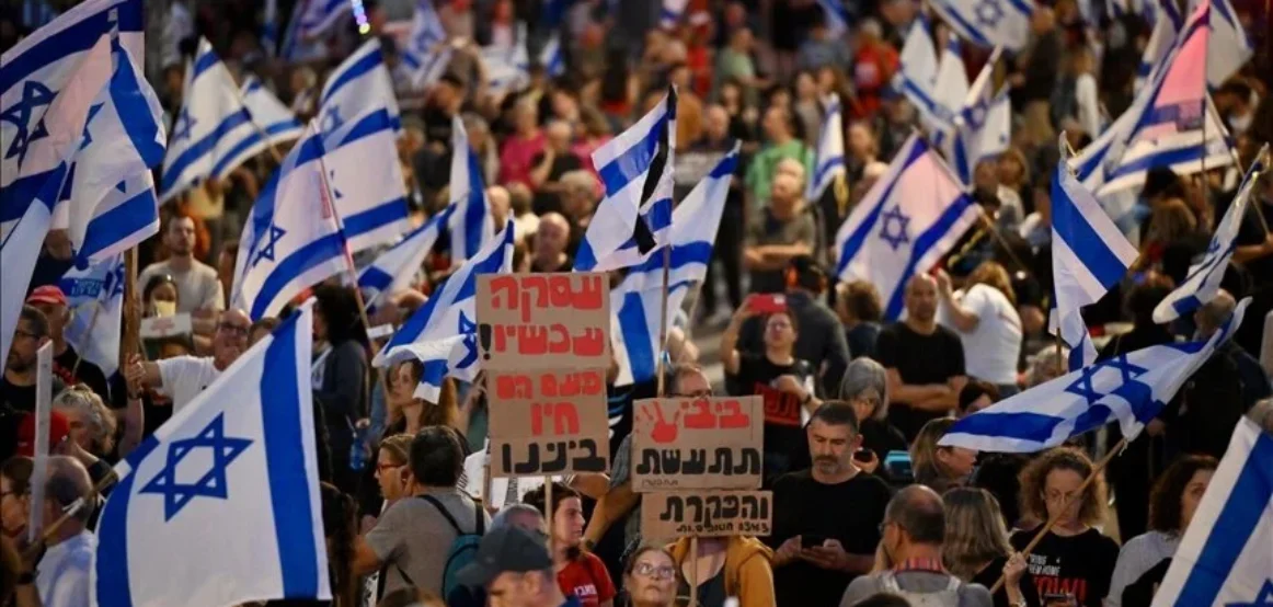 Dhjetëra mijëra protestues izraelitë kërkojnë lirimin e pengjeve të Gazës dhe zgjedhje të parakohshme