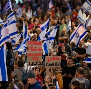 Dhjetëra mijëra protestues izraelitë kërkojnë lirimin e pengjeve të Gazës dhe zgjedhje të parakohshme