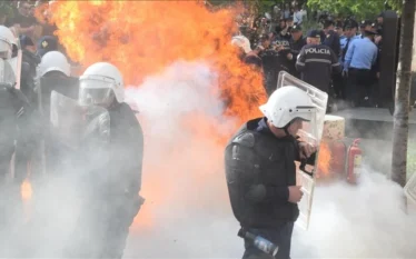 Tensione në protestën para Bashkisë së Tiranës