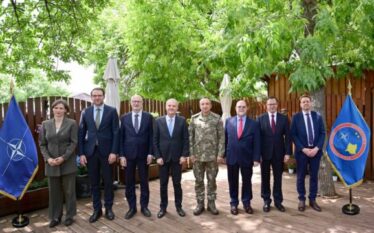 Komandanti i KFOR’it takon disa nga ambasadorët në Kosovë, flasin…
