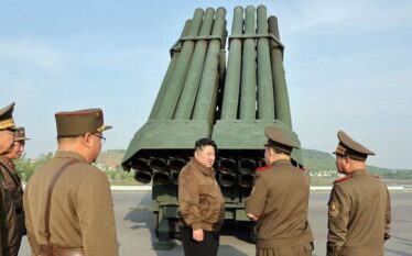 Kim Jong Un mbikëqyr testimin e një raketahedhësi të ri