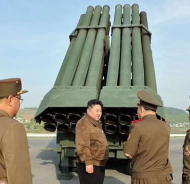Kim Jong Un mbikëqyr testimin e një raketahedhësi të ri