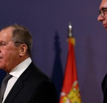 Lavrov flet me zyrtarët serbë: T’i rezistojmë përpjekjeve për shtrembërim të historisë në Ballkan