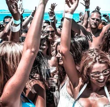 Ndalohët alkooli në destinacionin më të famshëm turistik të Spanjës