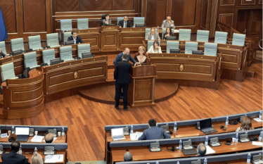 Plasin tensione në Kuvend, Saranda Bogujevci kërkon nga sigurimi t’i…