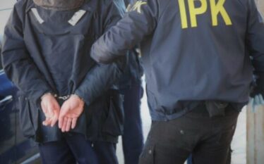 Hetuesit e IPK’së arrestojnë një polic në Gjakovë, dyshohet se…