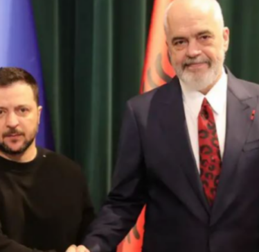 Zelensky bisedë telefonike me Ramën: E informova për situatën në fushëbetejë. E falënderova për pjesëmarrjen në samitin e ardhshëm të Paqes