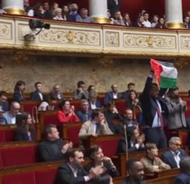 Situata në Rafah, deputeti francez valëvit flamurin palestinez në Parlament, ndërpritet seanca