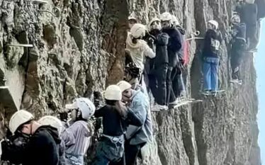 Turistët në Kinë kanë mbetur të bllokuar në një shkëmb…
