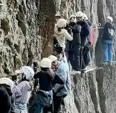 Turistët në Kinë kanë mbetur të bllokuar në një shkëmb për më shumë se një orë për shkak të mbipopullimit