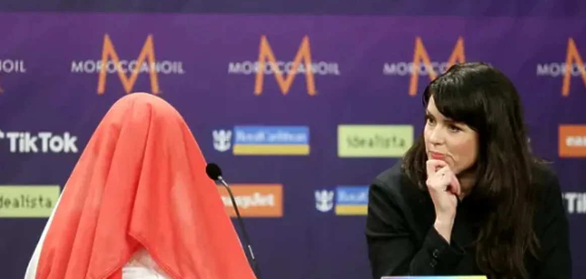 Holandezi mbuloi kokën me flamur teksa foli përfaqësuesja e Izraelit