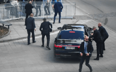 Kryeministri sllovak Robert Fico është plagosur pas të shtënave me…