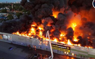 Skena apokaliptike nga Varshava: Zjarri “gëlltiti” një nga qendrat tregtare…