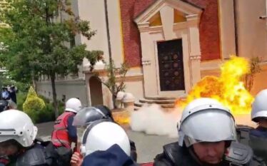 Protestuesit hedhin molotovë dhe vezë para Bashkisë së Tiranës, kërkojnë…