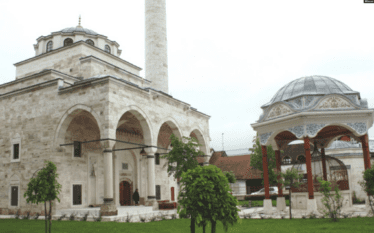 Xhamia e shkatërruar në luftën e Bosnjës ngrihet nga rrënojat