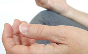 Një mjek paralajmëron për një simptomë të pazakontë në gishta…