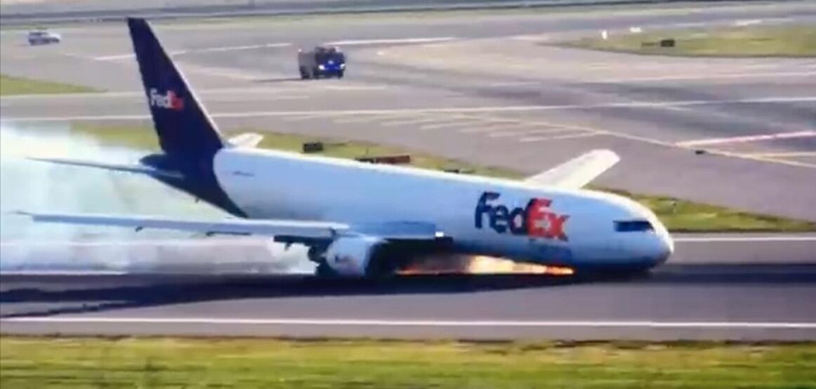 Në aeroportin e Istanbulit një avion mallrash ulet në pistë me trupin e tij