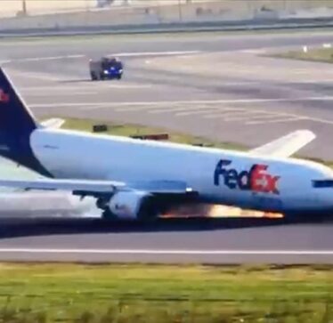 Në aeroportin e Istanbulit një avion mallrash ulet në pistë me trupin e tij
