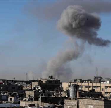 Izraeli bombardon ndërtesat në pjesën qendrore të qytetit Rafah
