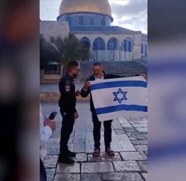 Kolonët fanatikë hebrenj bastisin Xhaminë Al-Aksa dhe provokojnë duke ngritur flamurin izraelit