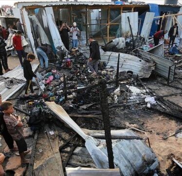 Izraeli bombardon kampin e palestinezëve të zhvendosur në Rafah, të paktën 40 vdekur