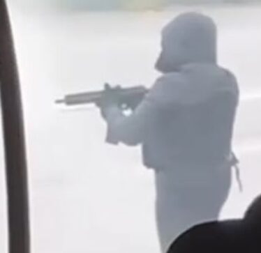 Arratisje si në filma në Francë/ Bosi i drogës shpëtohet nga furgoni i policisë, vriten 2 efektivë