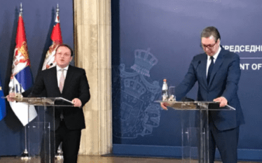 Varhelyi i thotë Vuçiqit se Serbia ka mundësi të anëtarësohet…