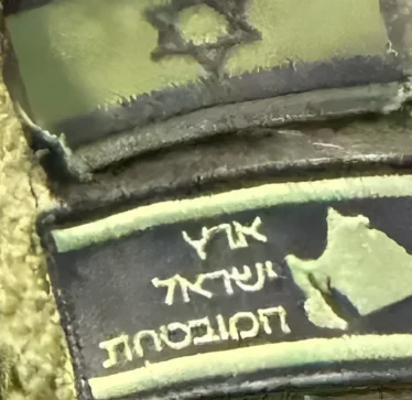 Harta e ”Tokës së Premtuar” në krahun e ushtarëve izraelite