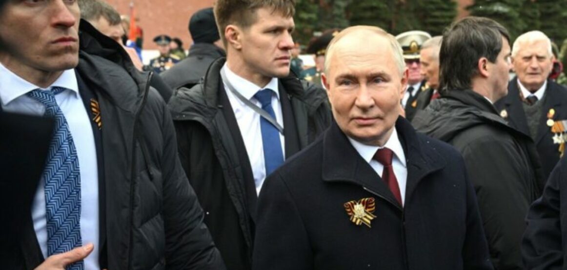 Me jelekë anti-plumb në Sheshin e Kuq – Putin frikësohet edhe nga vetë rusët, rrit sigurinë personale